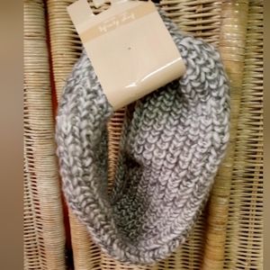 Gertex Women’s Infinity Scarf One Size Gray & White Loose Cable knit NEW